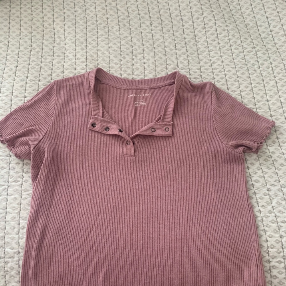 Ribbed dusty pink american eagle snap tee
